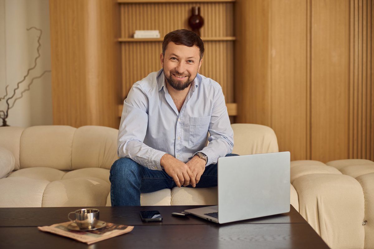 Мужская рубашка голубого цвета в повседневных мужских образах