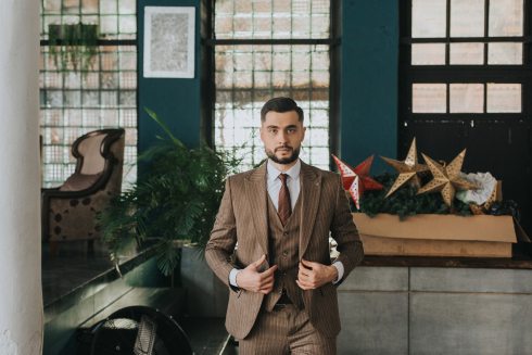 Собираем стильный мужской образ на новый год 2026