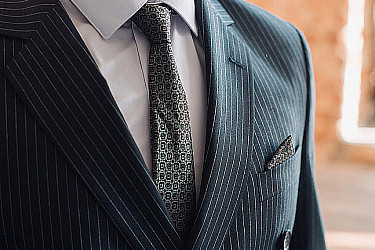 Мужской костюм двойка черного цвета в полоску двубортный