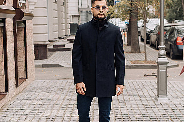 Мужское пальто черного цвета