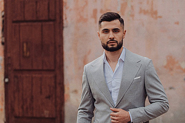 Мужской костюм двойка серого цвета с накладными карманами