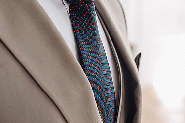 Костюм мужской тройка бежевого цвета