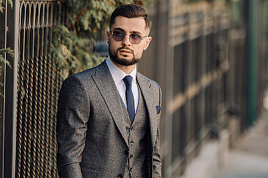 Мужской костюм тройка графитового цвета в клетку