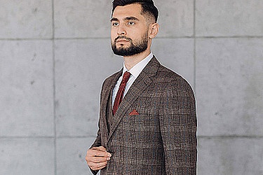 Мужской костюм тройка коричневого цвета в клетку