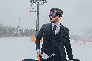 Мужской костюм тройка черного цвета и сноуборд