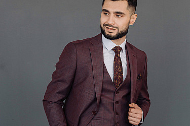 Костюм мужской тройка бордового цвета