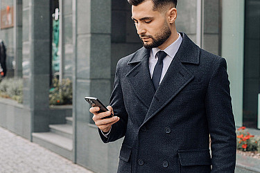 Мужское пальто черного цвета двубортное