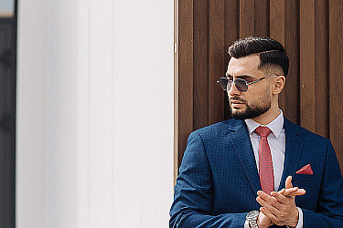 Мужской костюм двойка синего цвета фактурный