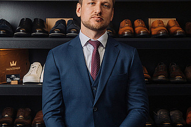 Мужской костюм тройка синего цвета фактурный