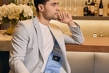 Костюм мужской  двойка белого цвета, повседневный стиль