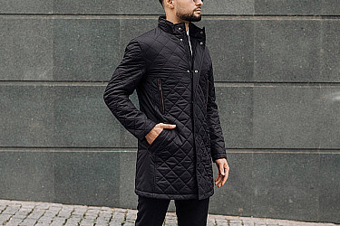 Мужская куртка черного цвета стеганая