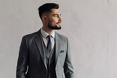 Мужской костюм тройка серого цвета фактурный