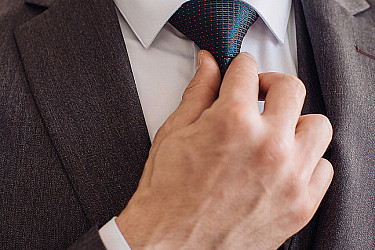 Костюм мужской тройка темно-бордового цвета фактурный