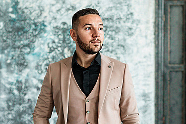 Мужской костюм тройка бежевого цвета