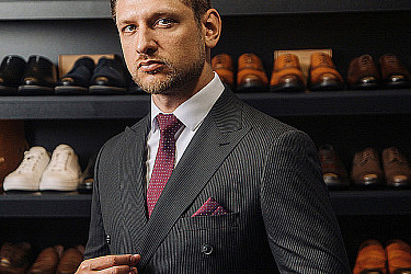 Мужской костюм двойка черного цвета двубортный в полоску