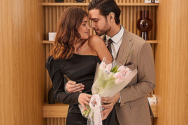 Костюм бежевый тройка с коричневым галстуком