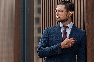 Мужской костюм тройка темно-синего цвета текстурный в клетку