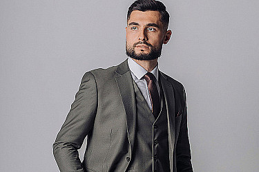 Мужской костюм тройка однотонного серого цвета