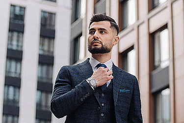 Мужской костюм тройка черного цвета в синюю клетку