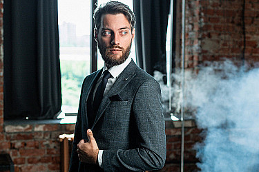 Мужской костюм тройка серого цвета в клетку