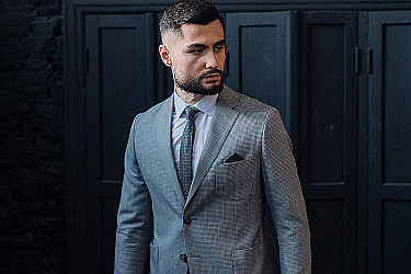 Мужской костюм двойка серого цвета в мелкую клетку с накладными карманами