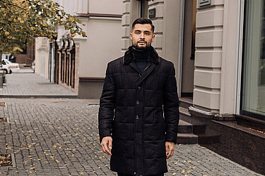 Мужская куртка темно-коричневого цвета с меховым воротником