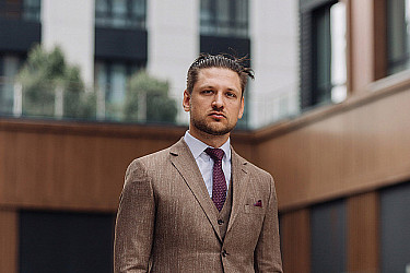 Мужской костюм тройка коричневого цвета текстурный