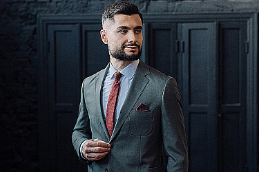 Мужской костюм двойка серого цвета с накладными карманами