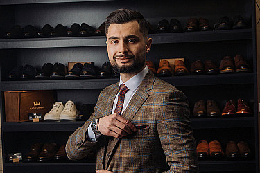 Мужской костюм тройка коричневого цвета фактурный в синюю клетку