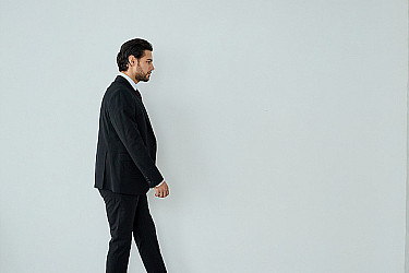 Черный мужской костюм двойка и подарочный набор