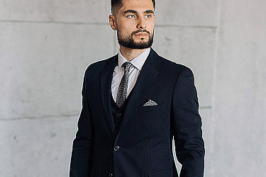 Мужской костюм тройка однотонного темно-синего цвета