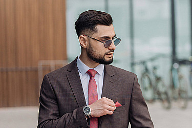 Мужской костюм двойка коричневого цвета в мелкую клетку